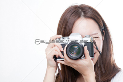 カメラを構える女性 ストックフォトの定額制ペイレスイメージズ