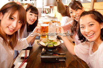 女子会で乾杯する女性 ストックフォトの定額制ペイレスイメージズ