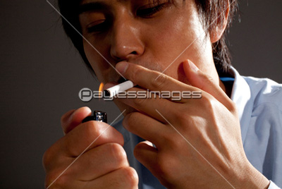 タバコに火をつける男性 商用利用可能な写真素材 イラスト素材ならストックフォトの定額制ペイレスイメージズ