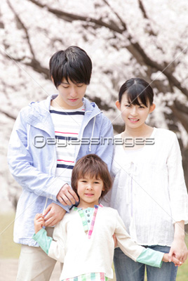 桜の下で微笑む家族