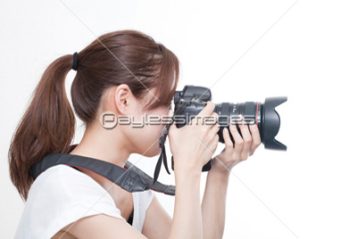 カメラを構える女性 商用利用可能な写真素材 イラスト素材ならストックフォトの定額制ペイレスイメージズ