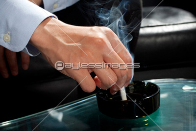 タバコの火を消す男性の手元 商用利用可能な写真素材 イラスト素材ならストックフォトの定額制ペイレスイメージズ