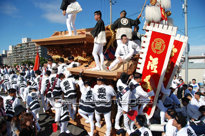 岸和田だんじり祭 坂を上る 商用利用可能な写真素材 イラスト素材ならストックフォトの定額制ペイレスイメージズ