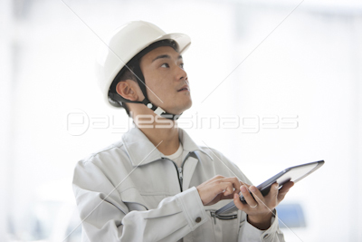 タブレットpcを使う男性作業員 ストックフォトの定額制ペイレスイメージズ