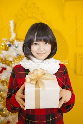 クリスマスプレゼントを持つ女の子 ストックフォトの定額制ペイレスイメージズ