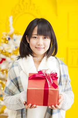 クリスマスプレゼントを持つ女の子 商用利用可能な写真素材 イラスト素材ならストックフォトの定額制ペイレスイメージズ