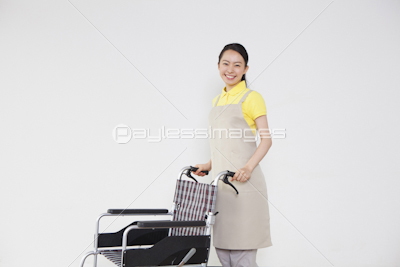 車椅子を押す介護士の女性 ストックフォトの定額制ペイレスイメージズ