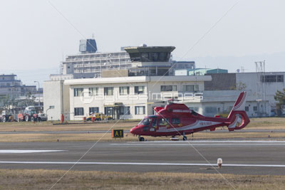 八尾空港の消防ヘリ ストックフォトの定額制ペイレスイメージズ