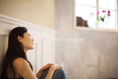 壁にもたれて座る女性 ストックフォトの定額制ペイレスイメージズ