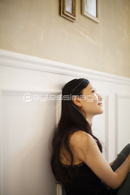 壁にもたれて座る女性 ストックフォトの定額制ペイレスイメージズ
