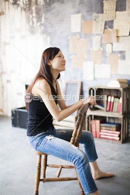 室内で椅子に座っている女性 ストックフォトの定額制ペイレスイメージズ