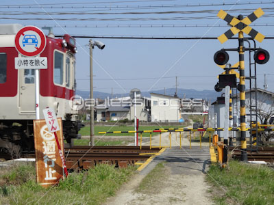 電車の踏切 商用利用可能な写真素材 イラスト素材ならストックフォトの定額制ペイレスイメージズ