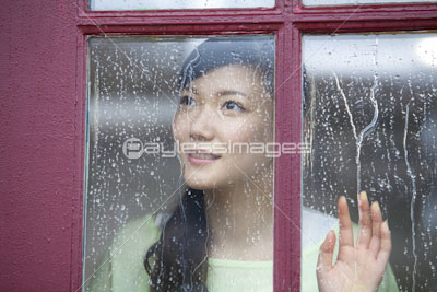 窓越しに外を眺める女性 商用利用可能な写真素材 イラスト素材ならストックフォトの定額制ペイレスイメージズ