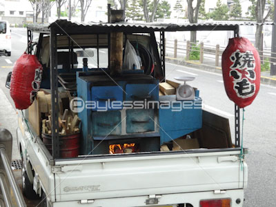 焼き芋の移動販売車 商用利用可能な写真素材 イラスト素材ならストックフォトの定額制ペイレスイメージズ