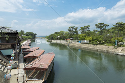 宇治川の屋形船と塔の島の写真 イラスト素材 Gf ペイレスイメージズ