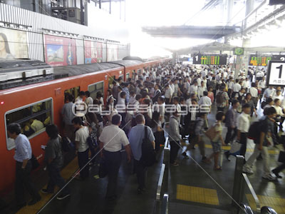 Jr大阪駅環状線の通勤ラッシュの写真 イラスト素材 Gf1120600467