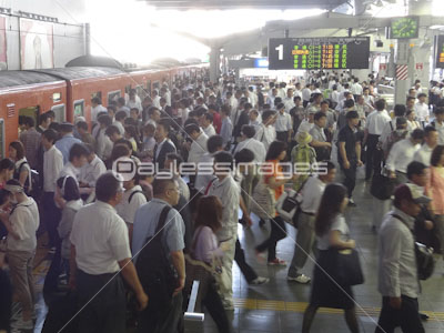 Jr大阪駅環状線の通勤ラッシュ ストックフォトの定額制ペイレスイメージズ