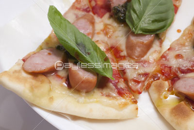 バジルをのせたピザ 商用利用可能な写真素材 イラスト素材ならストックフォトの定額制ペイレスイメージズ
