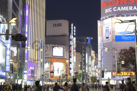 新宿駅東口アルタ前の夜景 ストックフォトの定額制ペイレスイメージズ