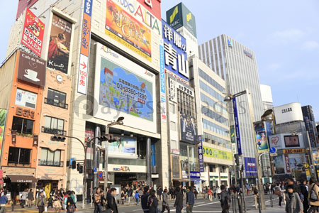 新宿駅東口アルタ前 ストックフォトの定額制ペイレスイメージズ