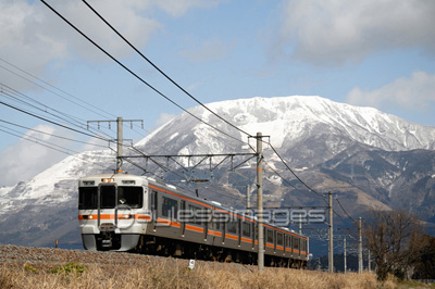 東海道線313系普通電車と伊吹山 ストックフォトの定額制ペイレスイメージズ