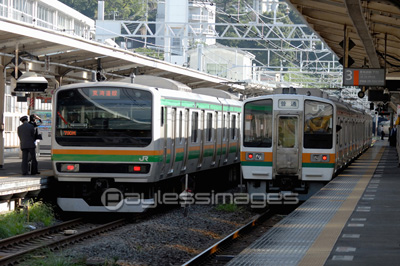 東海道線e231系普通電車と211系の写真 イラスト素材 Gf1170061409