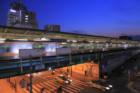 中野駅高架橋夜景 ストックフォトの定額制ペイレスイメージズ