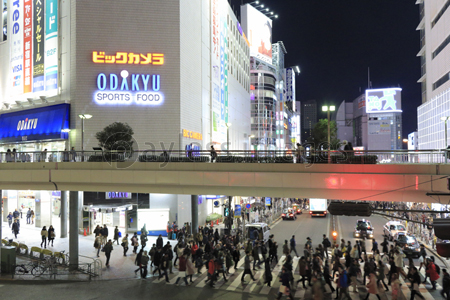 新宿駅西口人混み ストックフォトの定額制ペイレスイメージズ