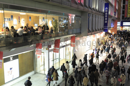 新宿駅西口人混み 商用利用可能な写真素材 イラスト素材ならストックフォトの定額制ペイレスイメージズ