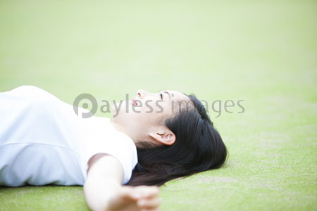 グラウンドに寝そべる女の子 ストックフォトの定額制ペイレスイメージズ