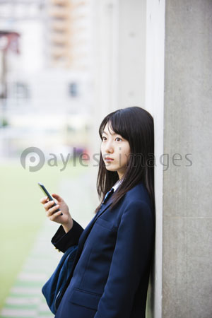 スマートフォンをいじる女子高生 商用利用可能な写真素材 イラスト素材ならストックフォトの定額制ペイレスイメージズ