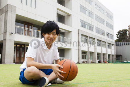 バスケットボールを持つ男子高校生 商用利用可能な写真素材 イラスト素材ならストックフォトの定額制ペイレスイメージズ
