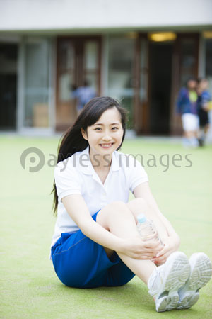 体育座りをする女の子 ストックフォトの定額制ペイレスイメージズ