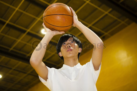 バスケットボールをする男子高校生 商用利用可能な写真素材 イラスト素材ならストックフォトの定額制ペイレスイメージズ