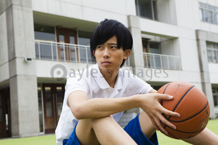 バスケットボールを持つ男子高校生 商用利用可能な写真素材 イラスト素材ならストックフォトの定額制ペイレスイメージズ