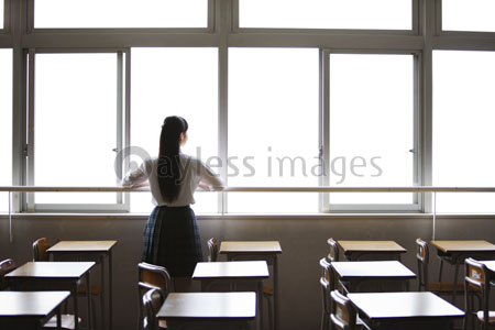 教室の窓から外を眺める女子高生 商用利用可能な写真素材 イラスト素材ならストックフォトの定額制ペイレスイメージズ