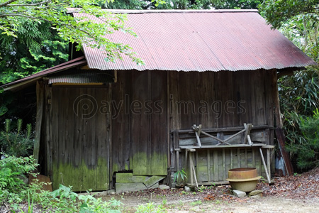 トタン張りの小屋 ストックフォトの定額制ペイレスイメージズ