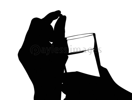 サプリメントを持つ女性シルエット 商用利用可能な写真素材 イラスト素材ならストックフォトの定額制ペイレスイメージズ