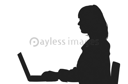 ノートパソコンを見る女性シルエット ストックフォトの定額制