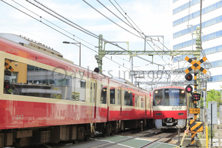 京急八ツ山橋踏切 ストックフォトの定額制ペイレスイメージズ