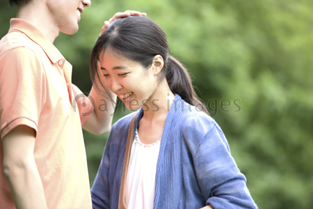 男性に頭を撫でられる女性 ストックフォトの定額制ペイレスイメージズ
