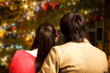 クリスマスイルミネーションを見るカップル 商用利用可能な写真素材 イラスト素材ならストックフォトの定額制ペイレスイメージズ