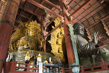 東大寺大仏殿内の広目天立像 ストックフォトの定額制ペイレスイメージズ