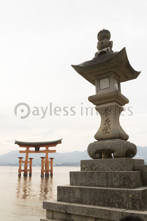 厳島神社の大鳥居と石灯籠 商用利用可能な写真素材 イラスト素材ならストックフォトの定額制ペイレスイメージズ