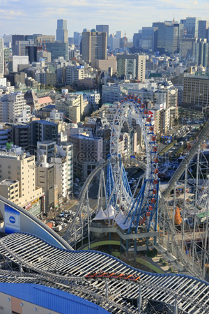 東京ドームシティ観覧車とジェットコースター ストックフォトの定額制ペイレスイメージズ