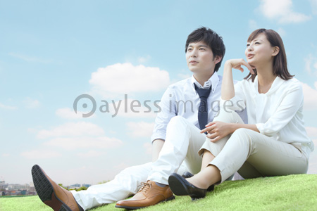 空を見上げるの写真 イラスト素材 写真素材 ストックフォトの定額制ペイレスイメージズ