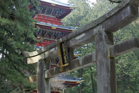 日光 東照宮 石鳥居と五重塔 商用利用可能な写真素材 イラスト素材ならストックフォトの定額制ペイレスイメージズ