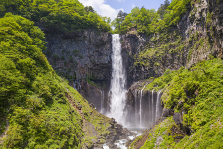 新緑の華厳の滝 商用利用可能な写真素材 イラスト素材ならストックフォトの定額制ペイレスイメージズ