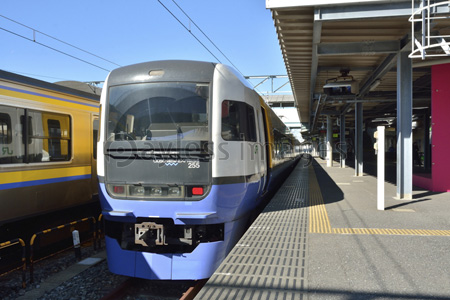 特急しおさい255系電車 Jr銚子駅ホームの写真 イラスト素材