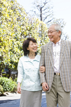 腕を組んで歩く夫婦 ストックフォトの定額制ペイレスイメージズ